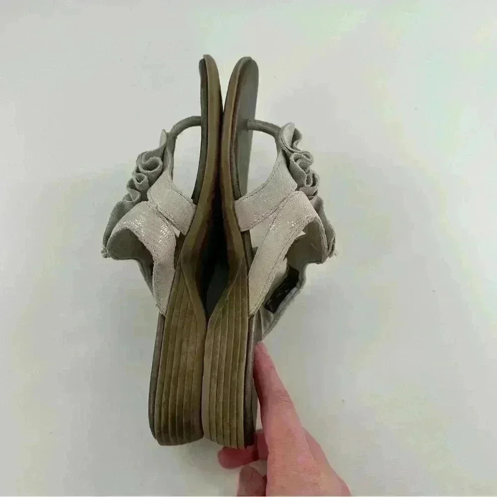 Clarks bendable sandals size 6 gray snakeskin print metallic floral flip flops - Picture 10 of 12
